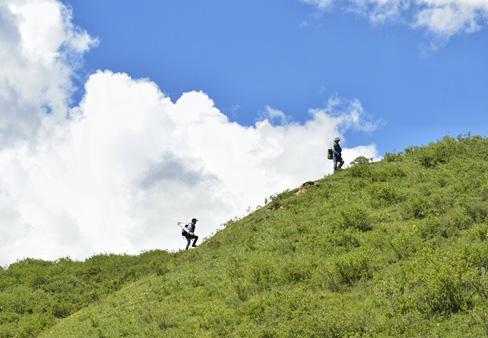 測繪戰(zhàn)士在青海，山下的測繪尖兵