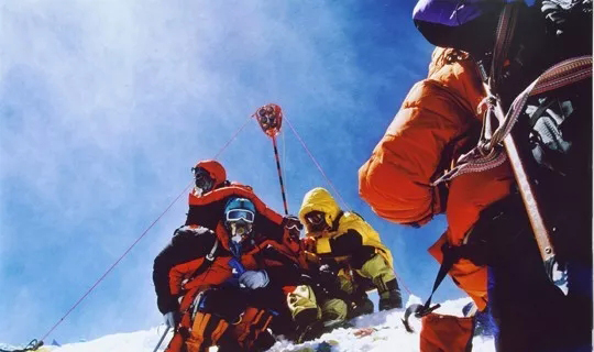 2005年，紅色全站儀覘標(biāo)豎立在珠峰之巔